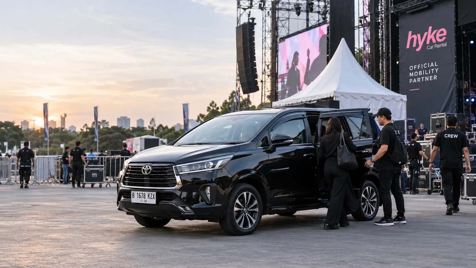 Unit Hyke jadi official mobility partner di sebuah event, talent dan crew naik ke mobil di depan panggung